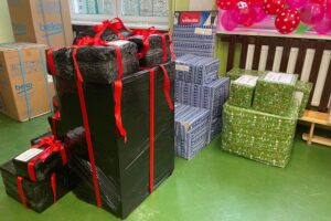 „Szlachetna Paczka” dla rodzin z powiatu sandomierskiego - Radio Kielce 13.12.2025. Sandomierz. „Szlachetna Paczka” - magazyn w Szkole Podstawowej w Złotej / Fot. Grażyna Szlęzak-Wójcik - Radio Kielce