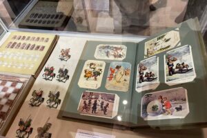 Obrazy, dawne karty świąteczne, zabawki i choinkowe ozdoby na jednej wystawie - Radio Kielce 14.12.2025. Sandomierz. Muzeum Diecezjalne Dom Długosza w Sandomierzu. Wystawa „Z pierwszą na niebie gwiazdą Bóg w Waszym domu zasiędzie. Opowieść Wigilijna” / Fot. Grażyna Szlęzak-Wójcik - Radio Kielce