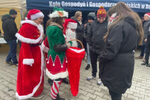 Chleb z pieca hitem jarmarku - Radio Kielce 14.12.2025. Dwikozy. Kiermasz / Fot. Grażyna Szlęzak-Wójcik - Radio Kielce