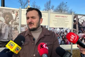 15.12.2025. Kielce. Ogród Wolności. Wystawa „Cisza, która krzyczy”. Na zdjęciu: Maciej Jakubczyk / Fot. Marcin Marszałek - Radio Kielce