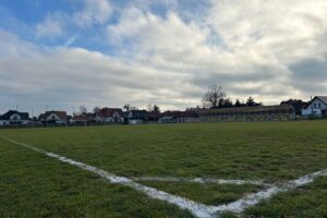 Nowe trybuny na stadionie w Pierzchnicy / Fot. Marcin Marszałek - Radio Kielce