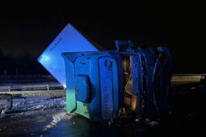 09.01.2026. Skarżysko-Kamienna. Trasa ekspresowa S7 . Wypadek / Fot. straż pożarna