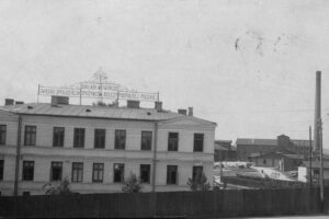 Kielce. Ulica Romualda Mielczarskiego. Lata 1919-1939. Zakłady „Społem”. Widok od ulicy Mielczarskiego / źródło: facebook.com/KielceNaPrzestrzeniLat