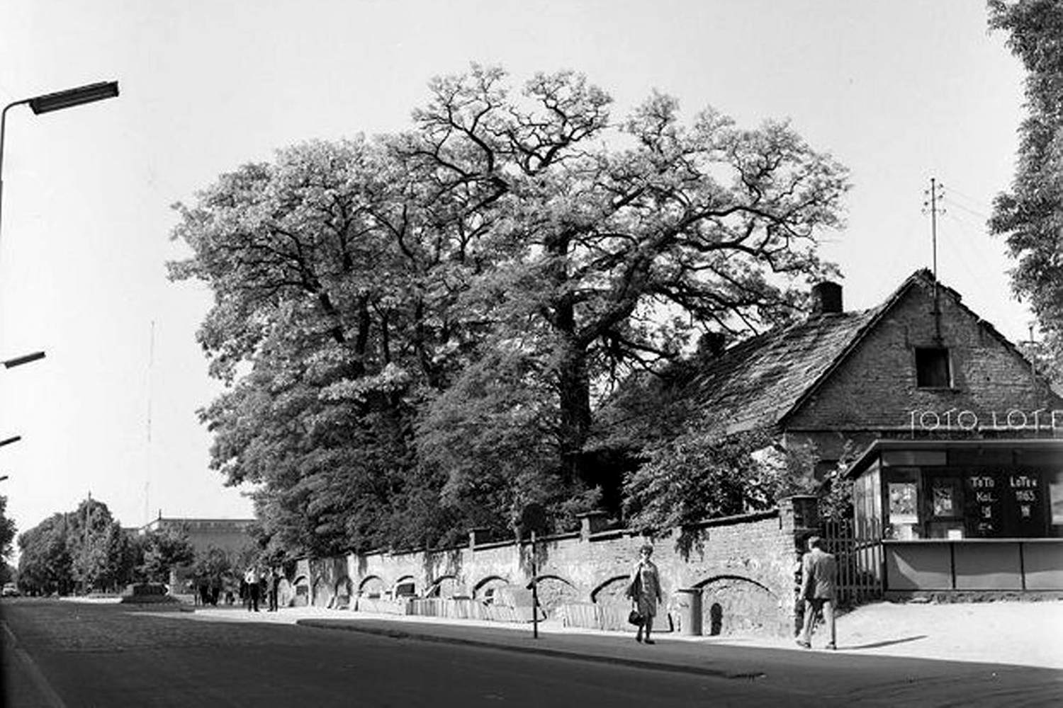 Kielce. Krakowska Rogatka. Lata 1968-1970. Wzgórze Karsha / źródło: fotopolska.eu Kielce. Krakowska Rogatka. Lata 1968-1970. Wzgórze Karsha / źródło: fotopolska.eu