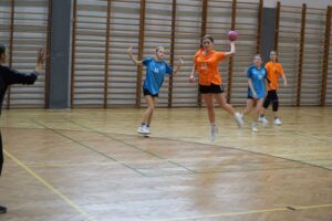 Blisko 1000 młodych szczypiornistów rywalizowało w Turnieju Mikołajkowym - Radio Kielce 07.12.2025. Kielce. Międzynarodowy Turniej Piłki Ręcznej o Puchar Prezydenta Miasta Kielce / Fot. Maciej Makuła - Radio Kielce