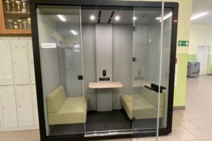 Kabina akustyczna w Zespole Szkół Ekonomicznych w Sandomierzu / Fot. Grażyna Szlęzak-Wójcik - Radio Kielce