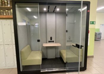 Kabina akustyczna w Zespole Szkół Ekonomicznych w Sandomierzu / Fot. Grażyna Szlęzak-Wójcik - Radio Kielce