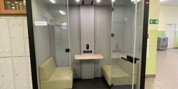 Kabina akustyczna w Zespole Szkół Ekonomicznych w Sandomierzu / Fot. Grażyna Szlęzak-Wójcik - Radio Kielce