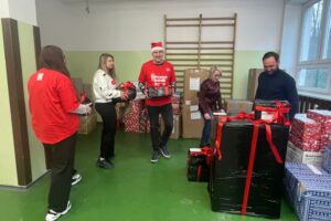 „Szlachetna Paczka” dla rodzin z powiatu sandomierskiego - Radio Kielce 13.12.2025. Sandomierz. „Szlachetna Paczka” - magazyn w Szkole Podstawowej w Złotej / Fot. Grażyna Szlęzak-Wójcik - Radio Kielce