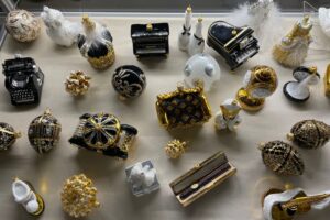 Obrazy, dawne karty świąteczne, zabawki i choinkowe ozdoby na jednej wystawie - Radio Kielce 14.12.2025. Sandomierz. Muzeum Diecezjalne Dom Długosza w Sandomierzu. Wystawa „Z pierwszą na niebie gwiazdą Bóg w Waszym domu zasiędzie. Opowieść Wigilijna” / Fot. Grażyna Szlęzak-Wójcik - Radio Kielce