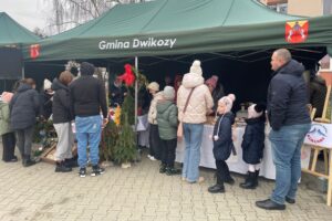 Chleb z pieca hitem jarmarku - Radio Kielce 14.12.2025. Dwikozy. Kiermasz / Fot. Grażyna Szlęzak-Wójcik - Radio Kielce