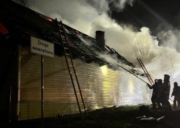 Pożar w Krajnie. Ogień pojawił się na podddaszu