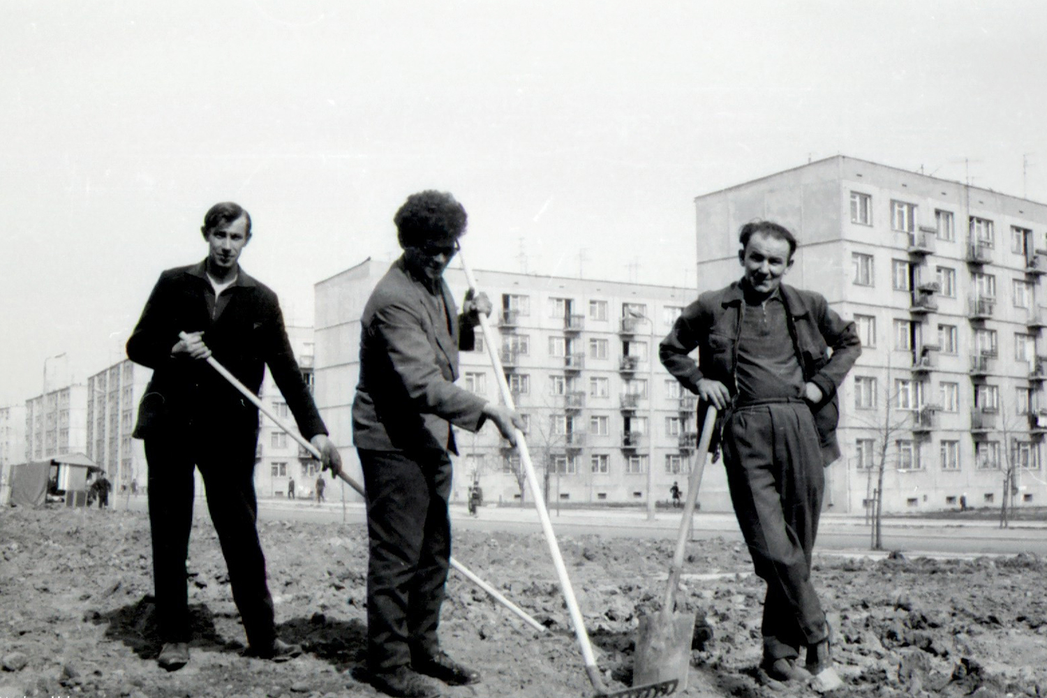 Kielce. Ulica Jagiellońska. 1967 rok. Czyn społeczny pracowników Przedsiębiorstwa Gospodarki Mieszkaniowej. W tle budynek przy ulicy Jagiellońskiej 55 / źródło: fotopolska.eu; fot. Longin Ucig