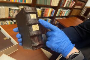 Sandomierz. Biblioteka Diecezjalna w Sandomierzu. Odnowione rękopisy / Fot. Grażyna Szlęzak-Wójcik - Radio Kielce