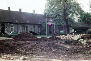 Historia kieleckich ulic. Krakowska Rogatka - Radio Kielce Kielce. Krakowska Rogatka. Lata 1969-1971. Dworek Karscha, widok od strony Jana Pawła II (wówczas ulicy Świerczewskiego) / źródło: facebook.com/kieleckieinwestycje