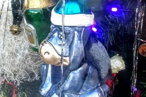 Choinka w Antykwariacie Naukowym im. Andrzeja Metzgera w Kielcach. Kłapouchy / Fot. Dorota Klusek - Radio Kielce