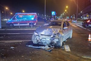 Trzy osoby ranne w wypadku w okolicy galerii handlowej - Radio Kielce 07.12.2025. Kielce. Skrzyżowanie Alei Solidarności i ulicy Świętokrzyskiej. Wypadek / Fot. Policja