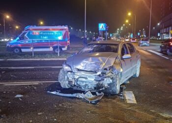 Trzy osoby ranne w wypadku w okolicy galerii handlowej - Radio Kielce 07.12.2025. Kielce. Skrzyżowanie Alei Solidarności i ulicy Świętokrzyskiej. Wypadek / Fot. Policja