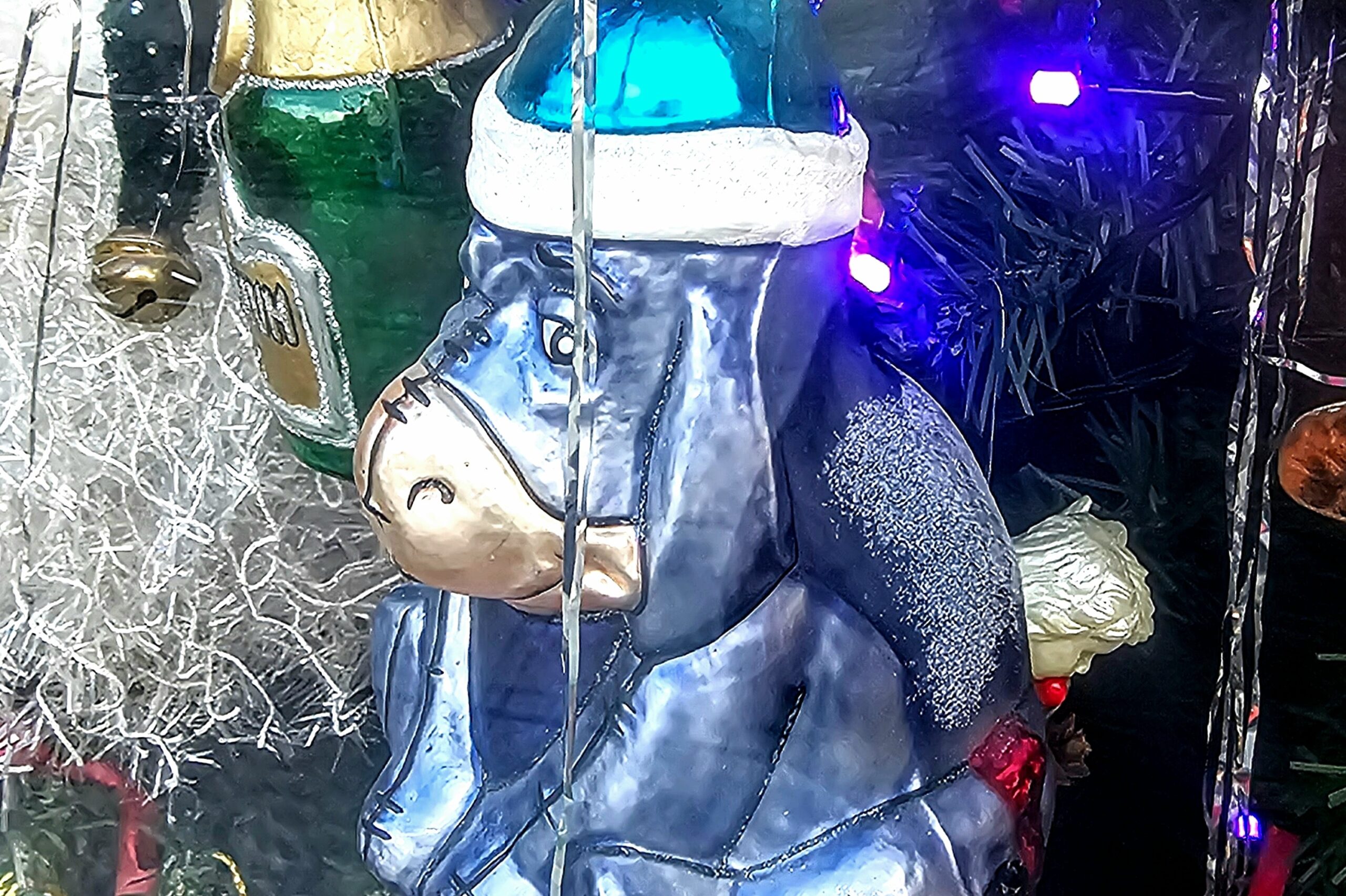 Choinka w Antykwariacie Naukowym im. Andrzeja Metzgera w Kielcach. Kłapouchy / Fot. Dorota Klusek - Radio Kielce