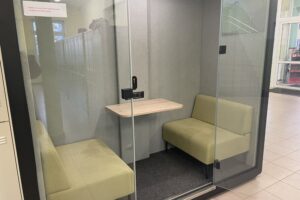 Kabina akustyczna w Zespole Szkół Ekonomicznych w Sandomierzu / Fot. Grażyna Szlęzak-Wójcik - Radio Kielce