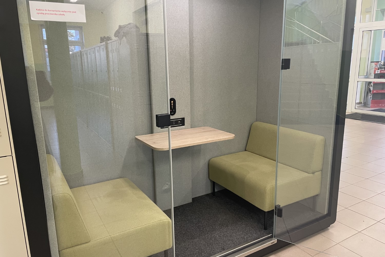 Kabina akustyczna w Zespole Szkół Ekonomicznych w Sandomierzu / Fot. Grażyna Szlęzak-Wójcik - Radio Kielce