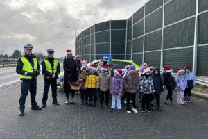 05.12.2025. Bilcza. Akcja policji oraz dzieci ze Szkoły Podstawowej w Bilczy / Fot. Daniel Czwartosz - Radio Kielce