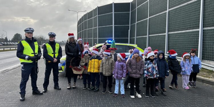 05.12.2025. Bilcza. Akcja policji oraz dzieci ze Szkoły Podstawowej w Bilczy / Fot. Daniel Czwartosz - Radio Kielce