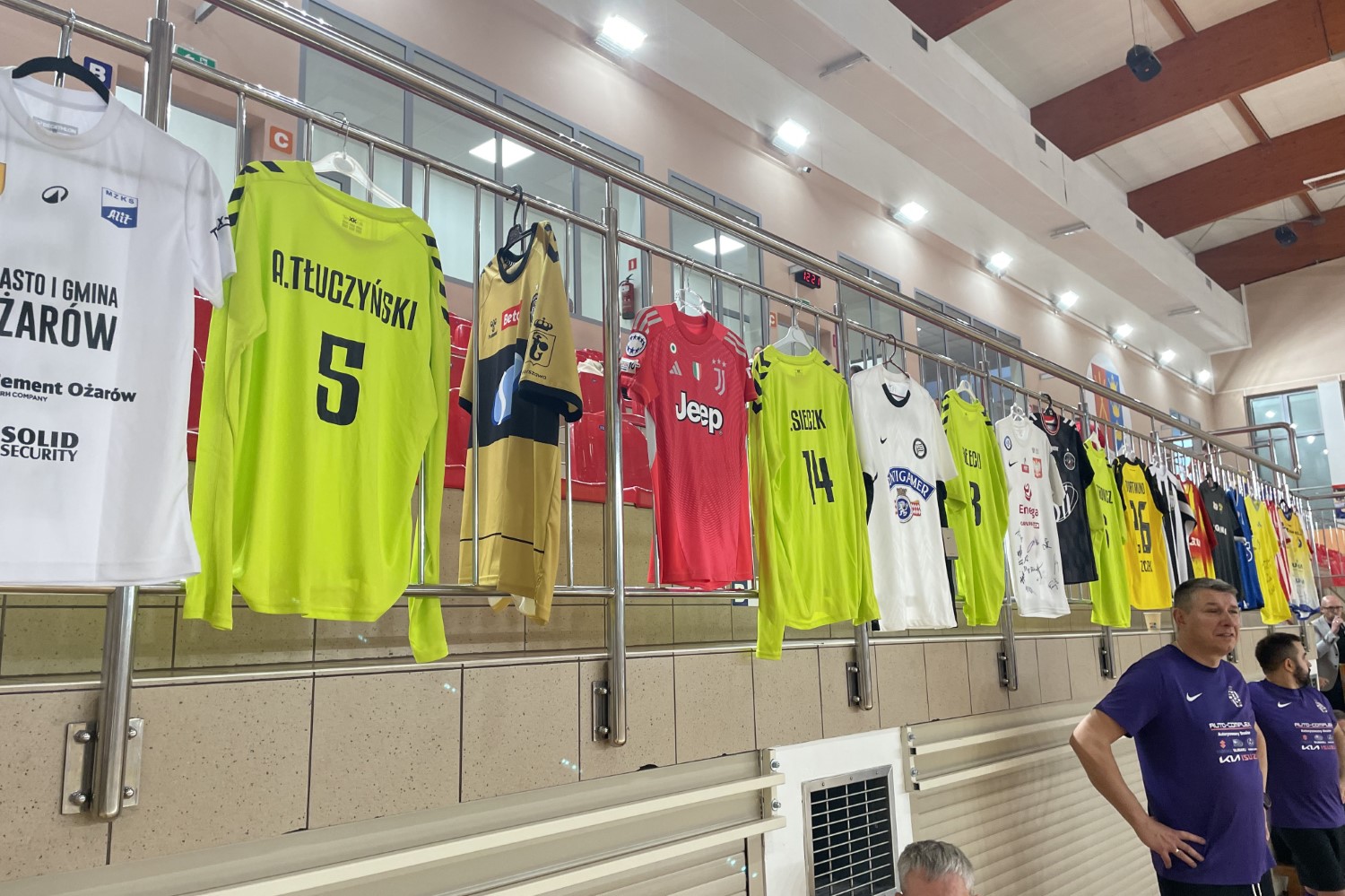 Sędziowie piłkarscy zagrali dla córek zmarłego trenera - Radio Kielce 06.12.2024. Bilcza. VIII Mikołajkowy Turniej Charytatywny im. Kamila Pastuszki w piłce nożnej / Fot. Kamil Król - Radio Kielce