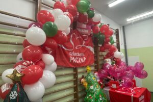 „Szlachetna Paczka” dla rodzin z powiatu sandomierskiego - Radio Kielce 13.12.2025. Sandomierz. „Szlachetna Paczka” - magazyn w Szkole Podstawowej w Złotej / Fot. Grażyna Szlęzak-Wójcik - Radio Kielce