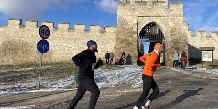 30.12.2025. Szydłów. 44. Uliczne Biegi Sylwestrowe / Fot. Kamil Król - Radio Kielce