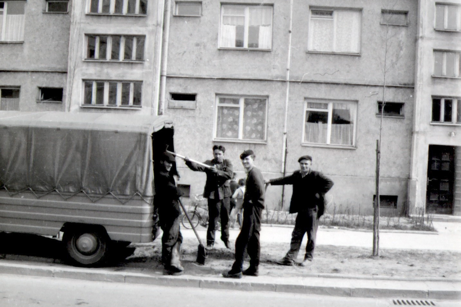 Kielce. Ulica Jagiellońska. 1967 rok. Czyn społeczny pracowników Przedsiębiorstwa Gospodarki Mieszkaniowej. W tle budynek przy ulicy Jagiellońskiej 47 / źródło: fotopolska.eu