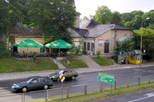 Historia kieleckich ulic. Krakowska Rogatka - Radio Kielce Kielce. Krakowska Rogatka. 24 czerwca 2004 roku. Dworek Karscha, widok od strony ul. Jana Pawła II / źródło: fotopolska.eu