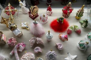 Obrazy, dawne karty świąteczne, zabawki i choinkowe ozdoby na jednej wystawie - Radio Kielce 14.12.2025. Sandomierz. Muzeum Diecezjalne Dom Długosza w Sandomierzu. Wystawa „Z pierwszą na niebie gwiazdą Bóg w Waszym domu zasiędzie. Opowieść Wigilijna” / Fot. Grażyna Szlęzak-Wójcik - Radio Kielce