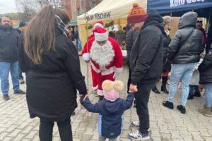 Chleb z pieca hitem jarmarku - Radio Kielce 14.12.2025. Dwikozy. Kiermasz / Fot. Grażyna Szlęzak-Wójcik - Radio Kielce