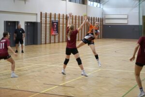 Blisko 1000 młodych szczypiornistów rywalizowało w Turnieju Mikołajkowym - Radio Kielce 07.12.2025. Kielce. Międzynarodowy Turniej Piłki Ręcznej o Puchar Prezydenta Miasta Kielce / Fot. Maciej Makuła - Radio Kielce