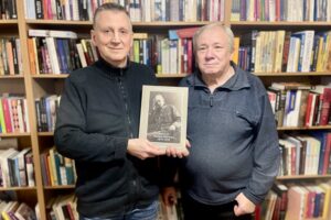 Krzysztof Zwierzchowski – autor książki „Generał Michał Milewski 1875-1935” i Krzysztof Lorek – wydawnictwo „Światowid” / Fot. Dorota Klusek - Radio Kielce