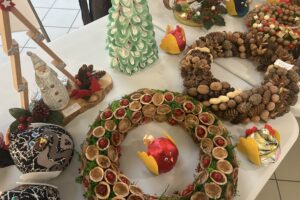 Świąteczne ozdoby na kiermaszu w szpitalu - Radio Kielce 09.12.2025. Kielce. Wojewódzki Szpital Zespolonym w Kielcach. Kiermasz / Fot. Iwona Murawska-Bujnowicz - Radio Kielce