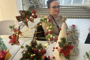 Świąteczne ozdoby na kiermaszu w szpitalu - Radio Kielce 09.12.2025. Kielce. Wojewódzki Szpital Zespolonym w Kielcach. Kiermasz / Fot. Iwona Murawska-Bujnowicz - Radio Kielce