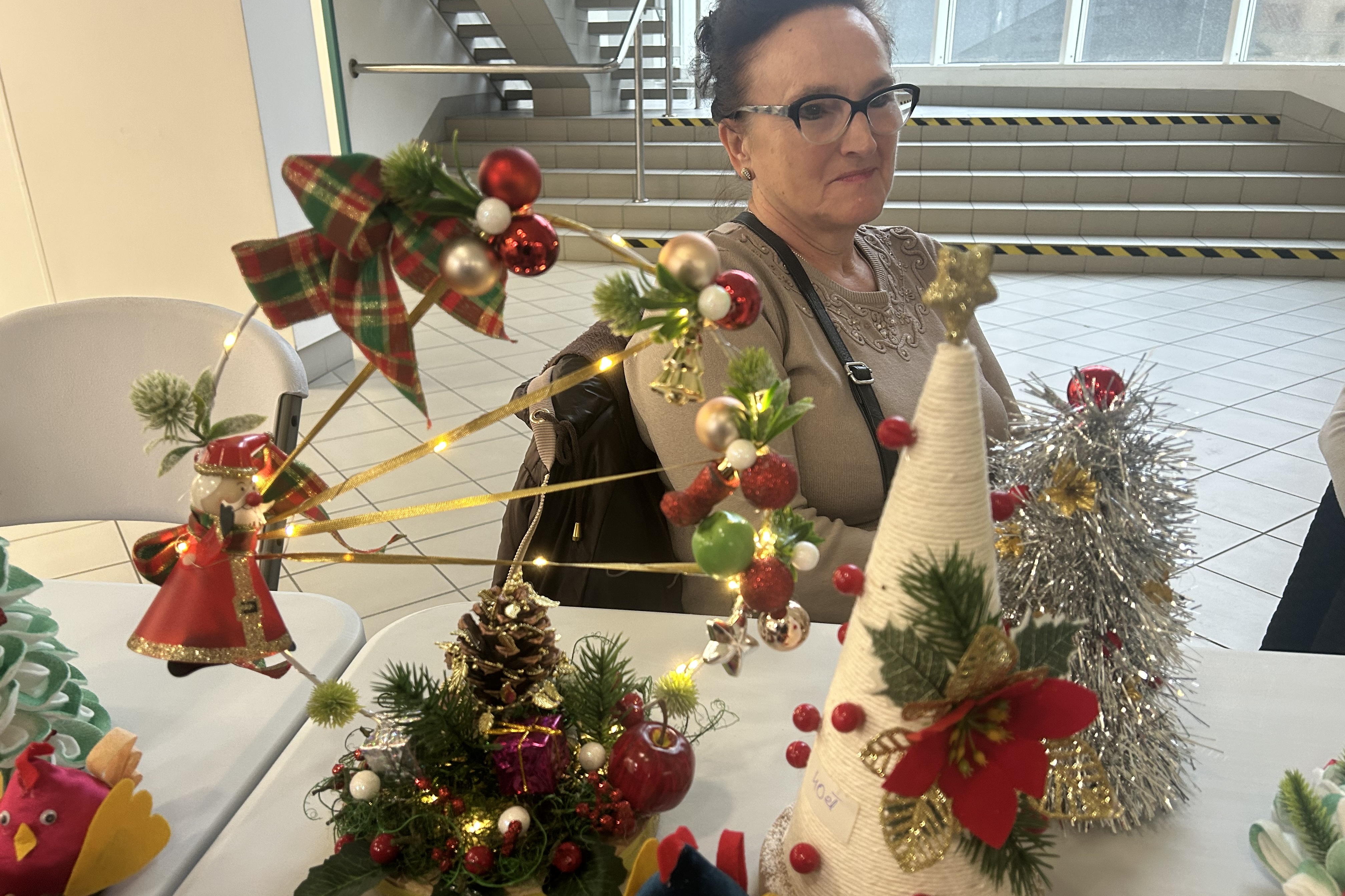 Świąteczne ozdoby na kiermaszu w szpitalu