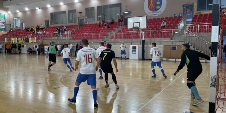 Sędziowie piłkarscy zagrali dla córek zmarłego trenera - Radio Kielce 06.12.2024. Bilcza. VIII Mikołajkowy Turniej Charytatywny im. Kamila Pastuszki w piłce nożnej / Fot. Kamil Król - Radio Kielce