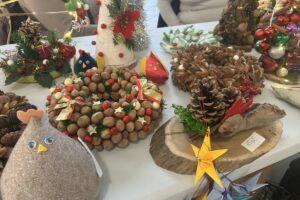 Świąteczne ozdoby na kiermaszu w szpitalu - Radio Kielce 09.12.2025. Kielce. Wojewódzki Szpital Zespolonym w Kielcach. Kiermasz / Fot. Iwona Murawska-Bujnowicz - Radio Kielce