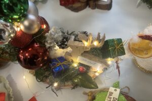 Świąteczne ozdoby na kiermaszu w szpitalu - Radio Kielce 09.12.2025. Kielce. Wojewódzki Szpital Zespolonym w Kielcach. Kiermasz / Fot. Iwona Murawska-Bujnowicz - Radio Kielce