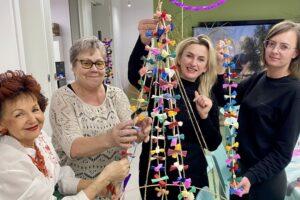 Warsztaty tworzenia pająków ludowych / źródło: Biblioteka Centrum Kultury w Nowym Korczynie