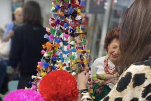 Warsztaty tworzenia pająków ludowych / źródło: Biblioteka Centrum Kultury w Nowym Korczynie