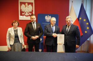 17.12.2025. Kielce. Podpisanie umów na usuwanie skutków klęsk żywiołowych / źródło: gov.pl