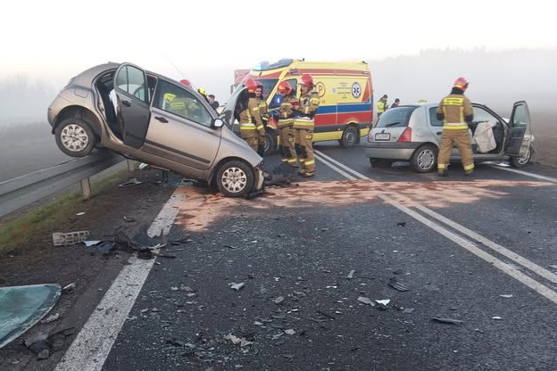 Wypadek na drodze krajowej. Trzy osoby ranne