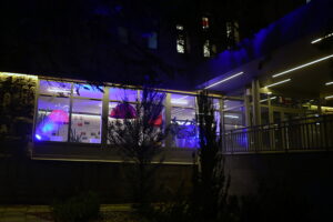 01.12.2025. Radio Kielce. Niebieskie światło / Fot. Wiktor Taszłow - Radio Kielce