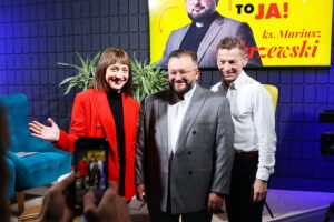 Audycja „Dzień dobry, to Ja! Rozmowy inne niż wszystkie w Radiu Kielce”. Ksiądz Mariusz Zakrzewski / Fot. Wiktor Taszłow – Radio Kielce