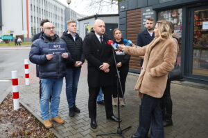 Konieczna jest natychmiastowa reforma służby zdrowia - twierdzą przedstawiciele Konfederacji Nowej Nadziei - Radio Kielce 09.12.2025. Kielce. Konferencja przedstawicieli Konfederacji Nowej Nadziei / fot. Wiktor Taszłow - Radio Kielce