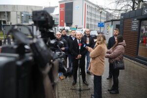 Konieczna jest natychmiastowa reforma służby zdrowia - twierdzą przedstawiciele Konfederacji Nowej Nadziei - Radio Kielce 09.12.2025. Kielce. Konferencja przedstawicieli Konfederacji Nowej Nadziei / fot. Wiktor Taszłow - Radio Kielce